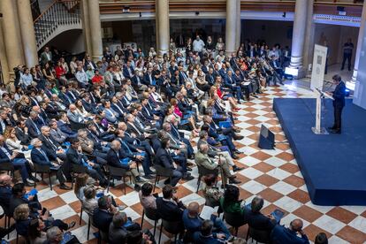 El presidente de la Generalitat, Carlos Mazón, este lunes en la presentación del Plan Simplifica de la Generalitat, en el Palau de les Comunicacions de Valencia. 
 FOTO :MÒNICA TORRES EL PAÍS