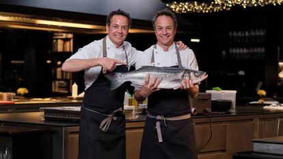 Sergio y Javier Torres, de Cocina Hermanos Torres, con una lubina de Aquanaria.