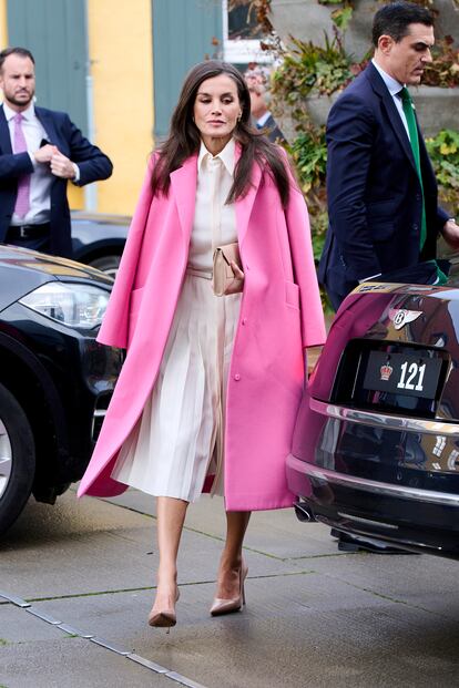 La Reina Letizia, con el abrigo rosa en un viaje a Dinamarca en 2023.