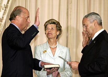 Colin Powell (derecha) toma juramento a John Negroponte, nuevo embajador estadounidense en Irak.