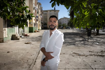 Manuel Jiménez, en mayo en el barrio sevillano de las Tres Mil Viviendas.