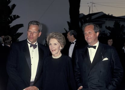 De izquierda a derecha, Steven Tisch, Nancy Reagan y Graydon Carter durante la séptima fiesta anual de 'Vanity Fair' con motivo de los Oscar, en el año 2000.