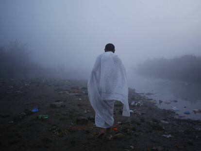 Un devoto nepalés camina hacia el río Bagmati para hacer un ritual.