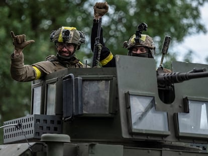 Dos soldados ucranios en un blindado, el lunes cerca de Vovchansk (provincia de Járkov).