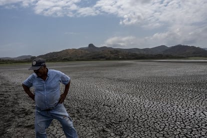 Mariano Tribuna otro pescador afectado, recorre la zona más critica del Farallón.