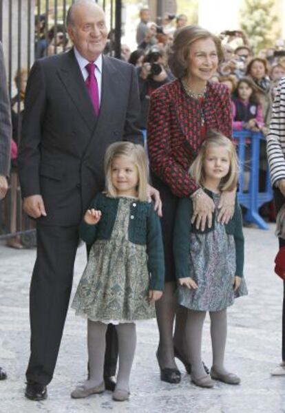 Los Reyes con sus nietas Leonor y Sofía.
