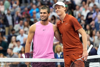 Carlos Alcaraz y Jannik Sinner, antes de la final del US Open celebrada este domingo en Nueva York.