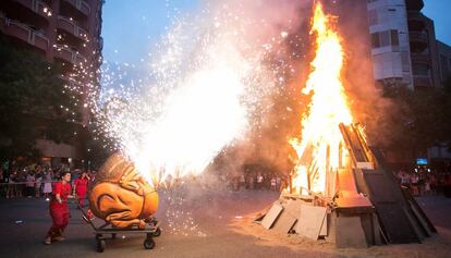 Una foguera en una cru&iuml;lla de Barcelona. 