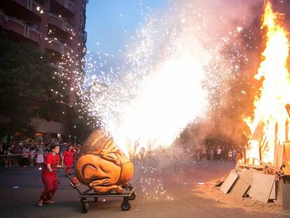 Una foguera en una cru&iuml;lla de Barcelona. 