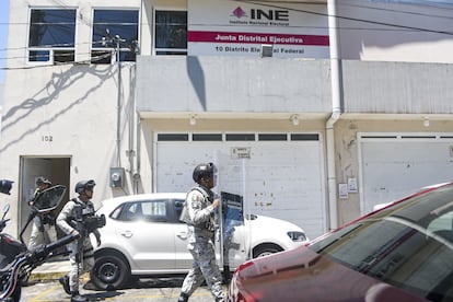 Elementos de la Guardia Nacional resguardan las instalaciones del INE en Xalapa, Veracruz, el 15 de mayo de 2025. 
