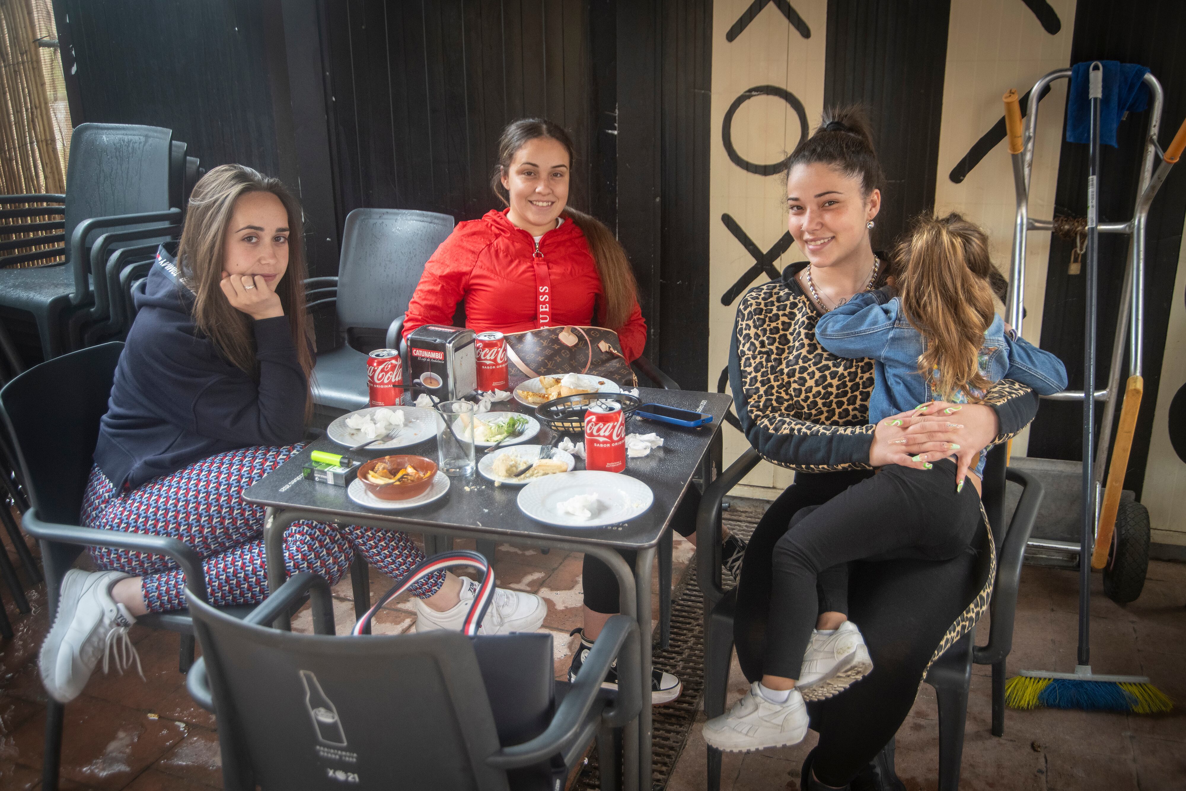 Natalia Ruiz (izq.), Fiorella Lucena (centro) y Daniella Lucena (derecha), en un bar del mercado de La Línea, el pasado martes.