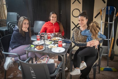 Natalia Ruiz (izq.), Fiorella Lucena (centro) y Daniella Lucena (derecha), en un bar del mercado de La Línea, el pasado martes.