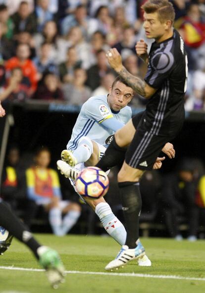 El delantero del Celta de Vigo Iago Aspas, lanza a puerta junto al alemán Toni Kroos.