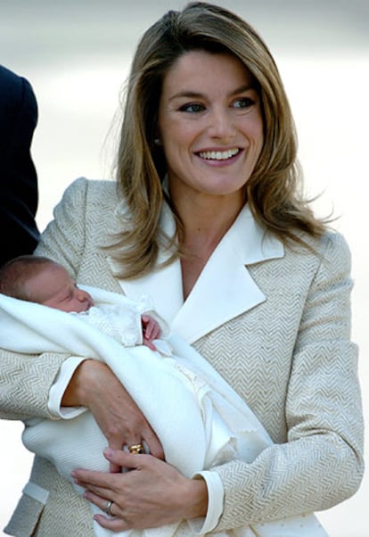 A media mañana, los Príncipes de Asturias han salido de la clínica Ruber con la recién nacida envuelta en un manto blanco. Leonor ha estado en todo momento en brazos de la princesa Letizia, que se ha mostrado feliz, aunque molesta por la Cesárea.