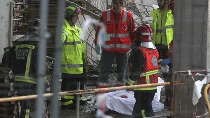 Efectivos del cuerpo de bomberos y de emergencias junto al cuerpo del trabajador que ha fallecido este miércoles en San Sebastián. 