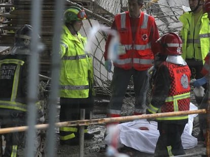 Efectivos del cuerpo de bomberos y de emergencias junto al cuerpo del trabajador que ha fallecido este miércoles en San Sebastián.