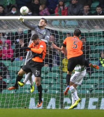 Forster despeja el balón ante el Dundee.