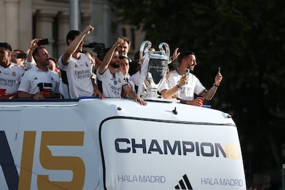 El autobús del Real Madrid llega a la plaza de la Cibeles.