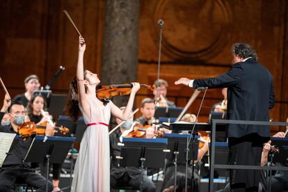 La violinista María Dueñas y el director Juanjo Mena, durante el concierto de la Orquesta Sinfónica de Galicia dentro del Festival Internacional de Música y Danza de Granada.