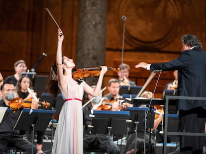 La violinista María Dueñas y el director Juanjo Mena, durante el concierto de la Orquesta Sinfónica de Galicia dentro del Festival Internacional de Música y Danza de Granada.