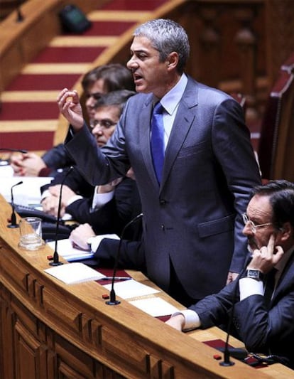 El primer ministro portugués, José Socrates, defiende en el Parlamento su proyecto de ley que permite el matrimonio civil de personas del mismo sexo.