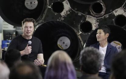 O fundador de SpaceX, Elon Musk, e o multimilionário japonês Yusaku Maezawa nesta segunda-feira.