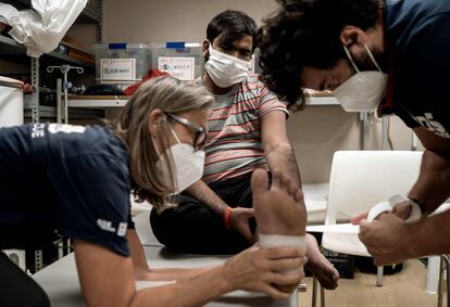 En la imagen, médicos del buque 'Ocean Viking' curan a un migrante. La principal reivindicación italiana es que los países de bandera de estas naves -Alemania y Noruega- se impliquen en la acogida.