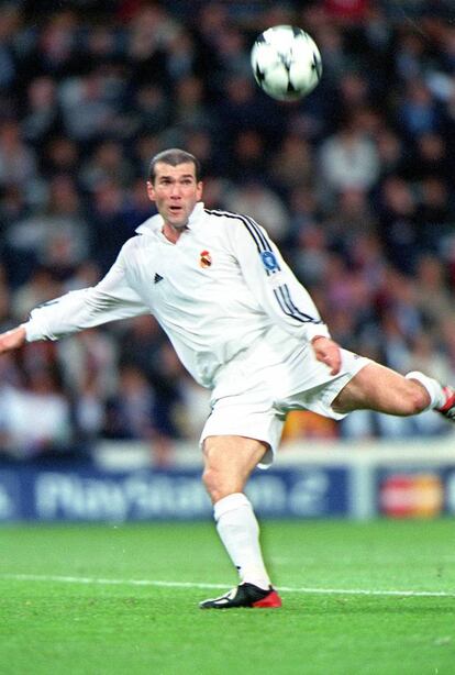 El jugador del Real Madrid Zinedine Zidane golpea el balón para marcar el segundo gol de su equipo ante el Bayer Leverkusen. El Real Madrid ganó su novena copa de Europa tras imponerse al equipo alemán por 2 goles a 1, el 15 de mayo de 2002.