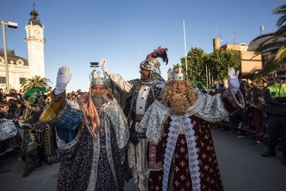 Los Reyes Magos saludan a los cientos de niños que le esperaban esta tarde en el Puerto de Valencia.