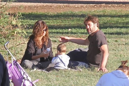 Pen&eacute;lope Cruz, Javier Bardem y su hijo Leo en un parque de Roma, en octubre de 2011.