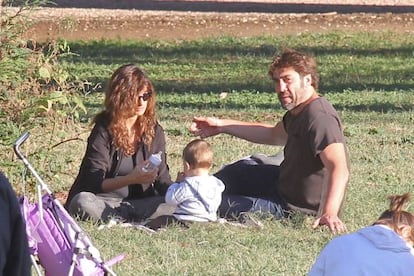 Penélope Cruz, Javier Bardem y su hijo Leo en un parque de Roma, en octubre de 2011.