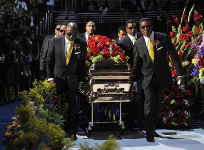 El féretro con el cuerpo del cantante ha sido transportado al escenario mientras cantaba un coro de gospel. El ataúd dorado estaba cubierto de flores rojas.