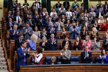 Los miembros del Gobierno y la bancada socialista aplauden la intervención del portavoz del PSOE, Patxi López, este miércoles en el Congreso.