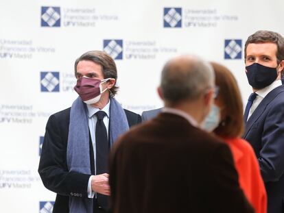 El expresidente del Gobierno José María Aznar junto al líder del PP, Pablo Casado, en la Universidad Francisco de Vitoria.