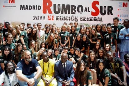 La presidenta de la Comunidad, Esperanza Aguirre, junto al centenar de jóvenes de la expedición Madrid Rumbo al Sur.