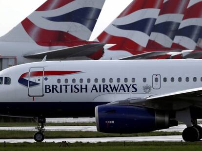 Aviones de British Airways aparcados en las cercanías de la terminal 5 del aeropuerto londinense de Heathrow.