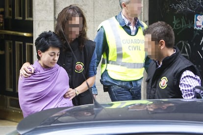 La guardia civil custodia a Rosario Porto tras concluir el registro de su domicilio.