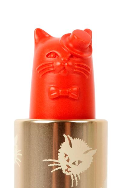 La colección de aniversario de Paul & Joe viene protagonizada por una línea de maquilalje con forma de gato. Este labial (con sombrerito y pajarita) cuesta 29 euros. ¡También hay sombras!