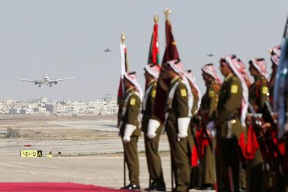 Los guardias de honor jordanos esperan la llegada del príncipe heredero de Abu Dhabi, el jeque Mohammed bin Zayed al-Nahyan, aterrizando en el aeropuerto militar de Amman (Jordania)