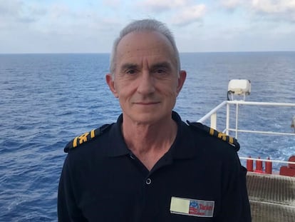 El capitán Sait Bektasoglu participó en la búsqueda de supervivientes del pesquero naufragado en aguas de responsabilidad griega, el pasado 13 de junio, en una imagen facilitada por él.