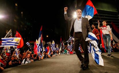 El líder de la coalición Frente Amplio, Daniel Martínez, celebra los resultados electorales.