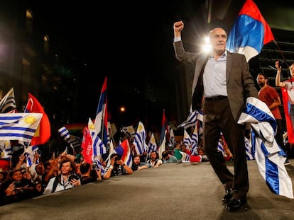 El líder de la coalición Frente Amplio, Daniel Martínez, celebra los resultados electorales.