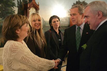 Paula McCartney estrecha la mano de George W. Bush ante la mirada del primer ministro irlands, Bertie Ahern, Bridgeen Hagans (centro), viuda de Robert McCartney, y Catherine, otra de sus hermanas.