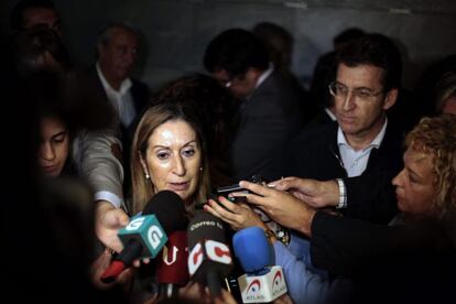 La ministra de Fomento, Ana Pastor,c, acompañada por el presidente de la Xunta de Galicia, Alberto Núñez Feijóo,