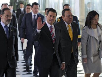 Los integrantes del Pacto por México el pasado 2 de diciembre cuando firmaron el acuerdo. / AFP