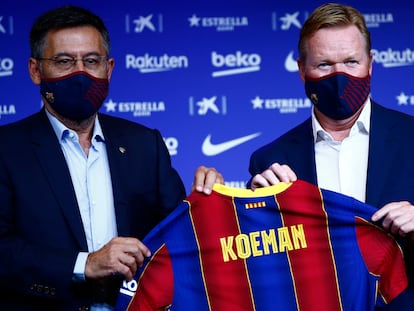 Koeman y Bartomeu durante la presentación del holandés como nuevo entrandor del FC Barcelona, este miércoles.