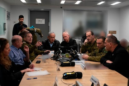 Benjamin Netanyahu, center, follows the bombardment of Iranian territory from a subway military shelter, surrounded by, among others, Army Chief Herzi Halevi (on his right) and Defense Minister Yoav Gallant (on his left).