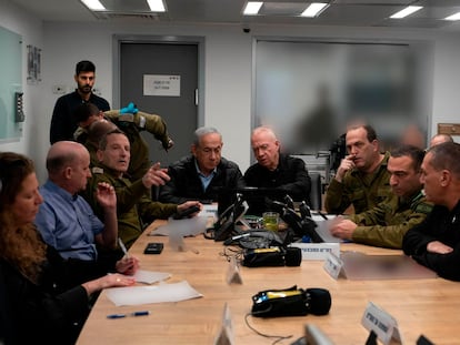 Benjamín Netanyahu, en el centro, sigue desde un refugio militar subterráneo los bombardeos sobre territorio iraní rodeado, entre otros, del jefe del ejército, Herzi Halevi (a su derecha), y del ministro de Defensa, Yoav Gallant (a su izquierda).