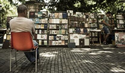 Puesto de libros en la Plaza de Armas de La Habana.