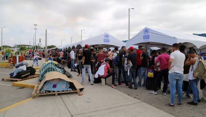 Miles de venezolanos hacen largas filas el pasado viernes 21 de junio en el Centro Binacional de Atención Fronteriza de la ciudad fronteriza de Tumbes (Perú), para intentar ingresar al país por la frontera norte con Ecuador, a pocas horas de que entre en vigor la exigencia de visa humanitaria.